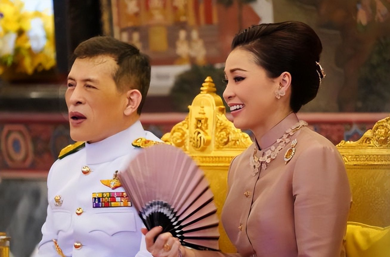 提帮功往昔庆生照亮相,前王储妃赫然在列,玛哈一