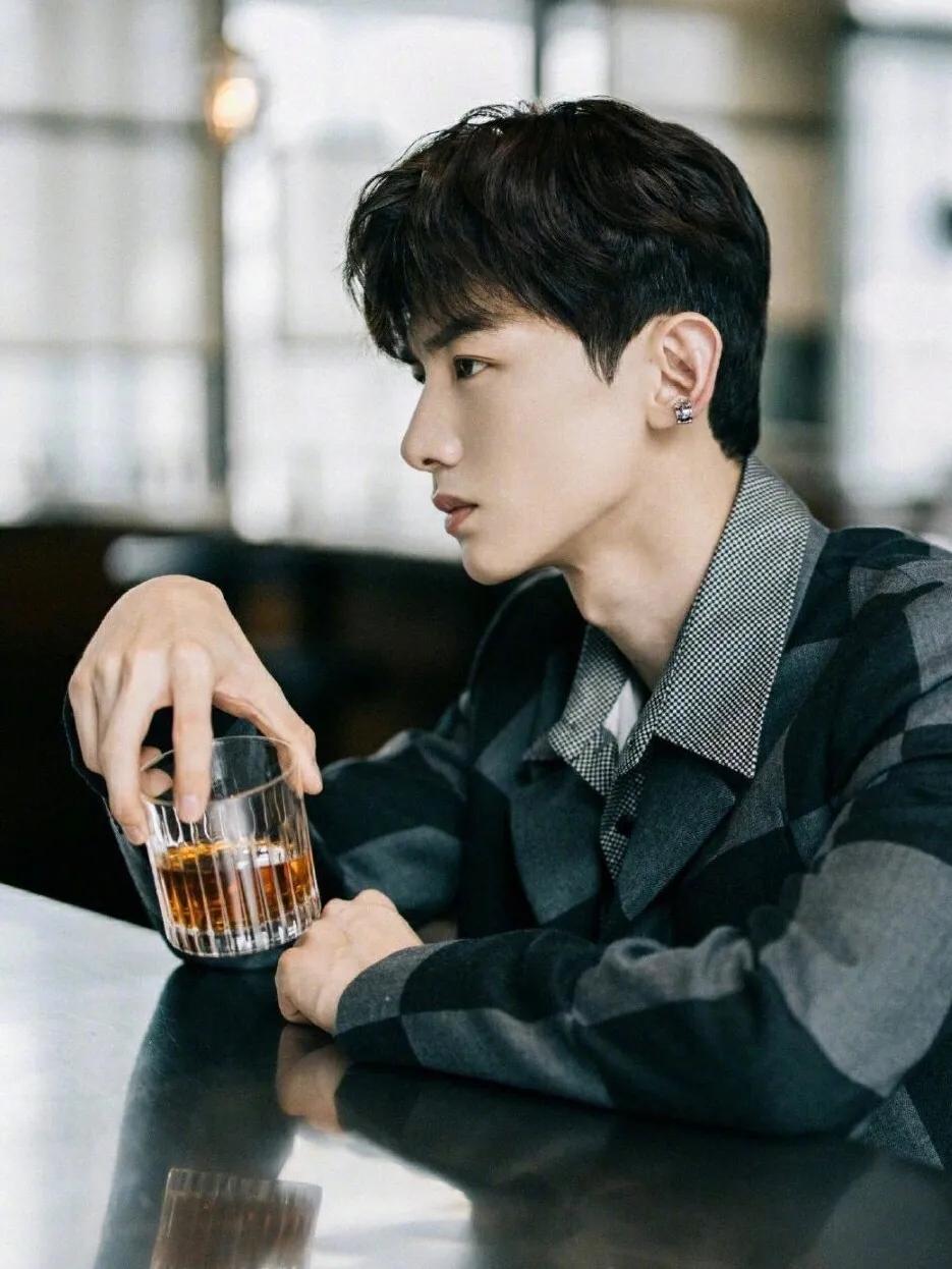 白敬亭这次舞台也是超级好看的,造型也很不错,期待蔡徐坤的下一个舞台