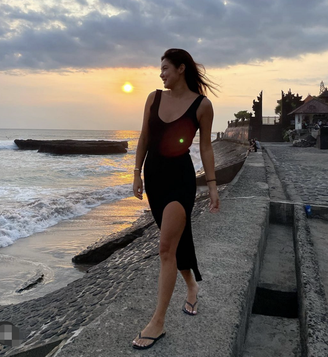 41岁乐基儿海边穿比基尼大腿紧实身形肥壮坐沙滩晒日光浴