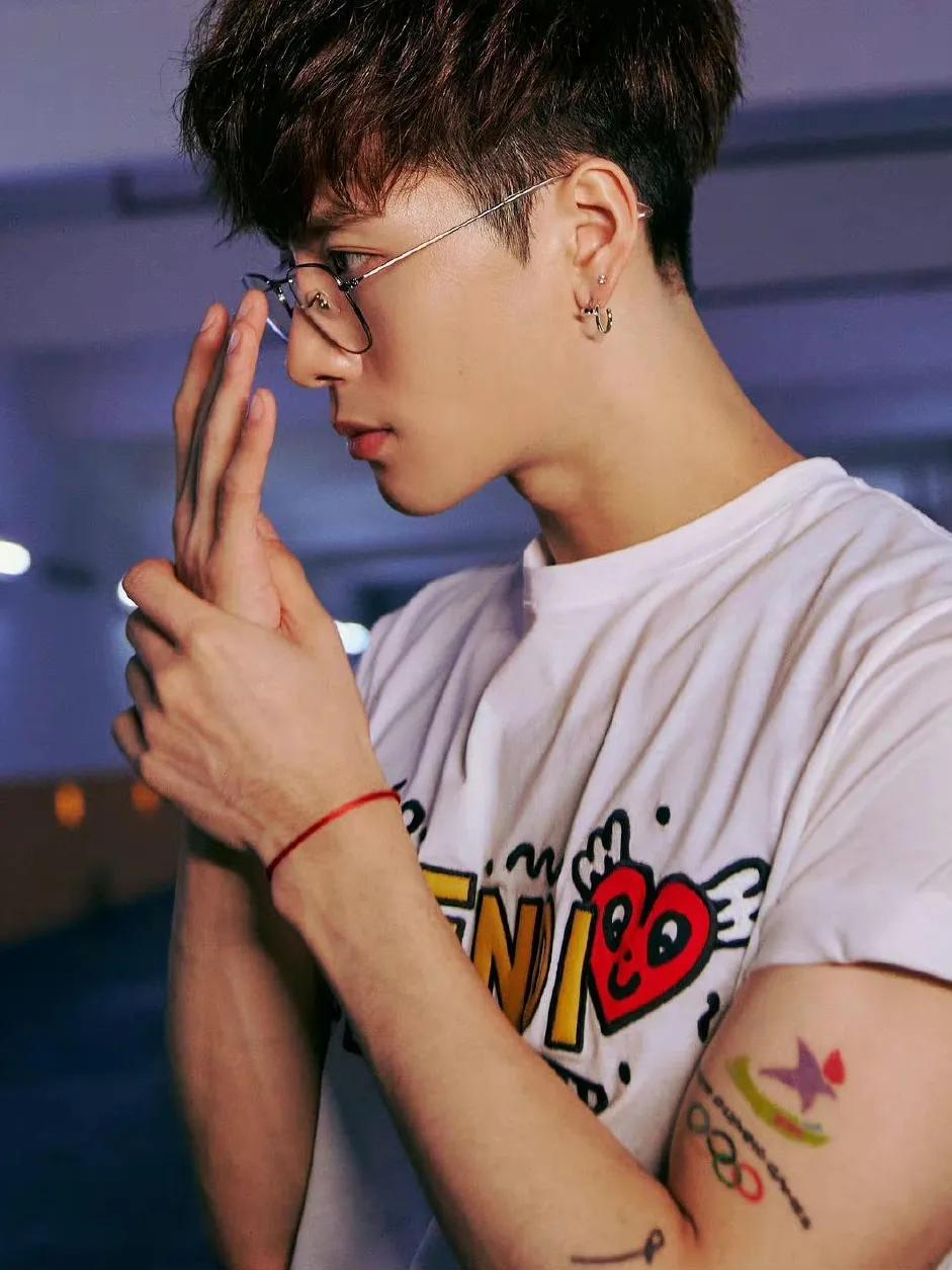 男明星耳饰大赏朱一龙硬汉风鹿晗精致看到任嘉伦太惊艳