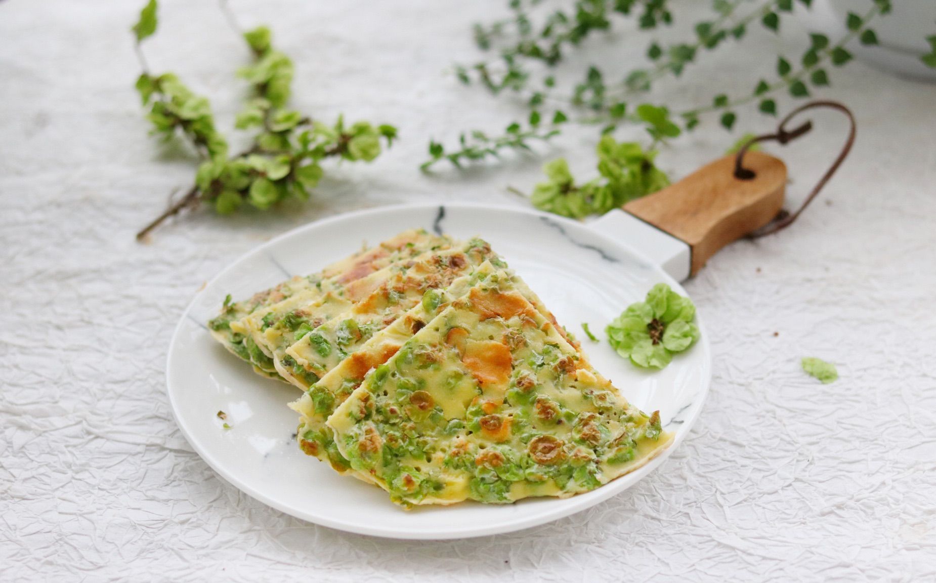 10分钟就能做好的榆钱鸡蛋饼清香美味是大自然的馈赠