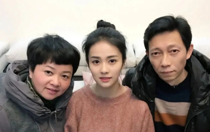 白鹿是真会遗传父母颜值都一般她却净挑着优点长