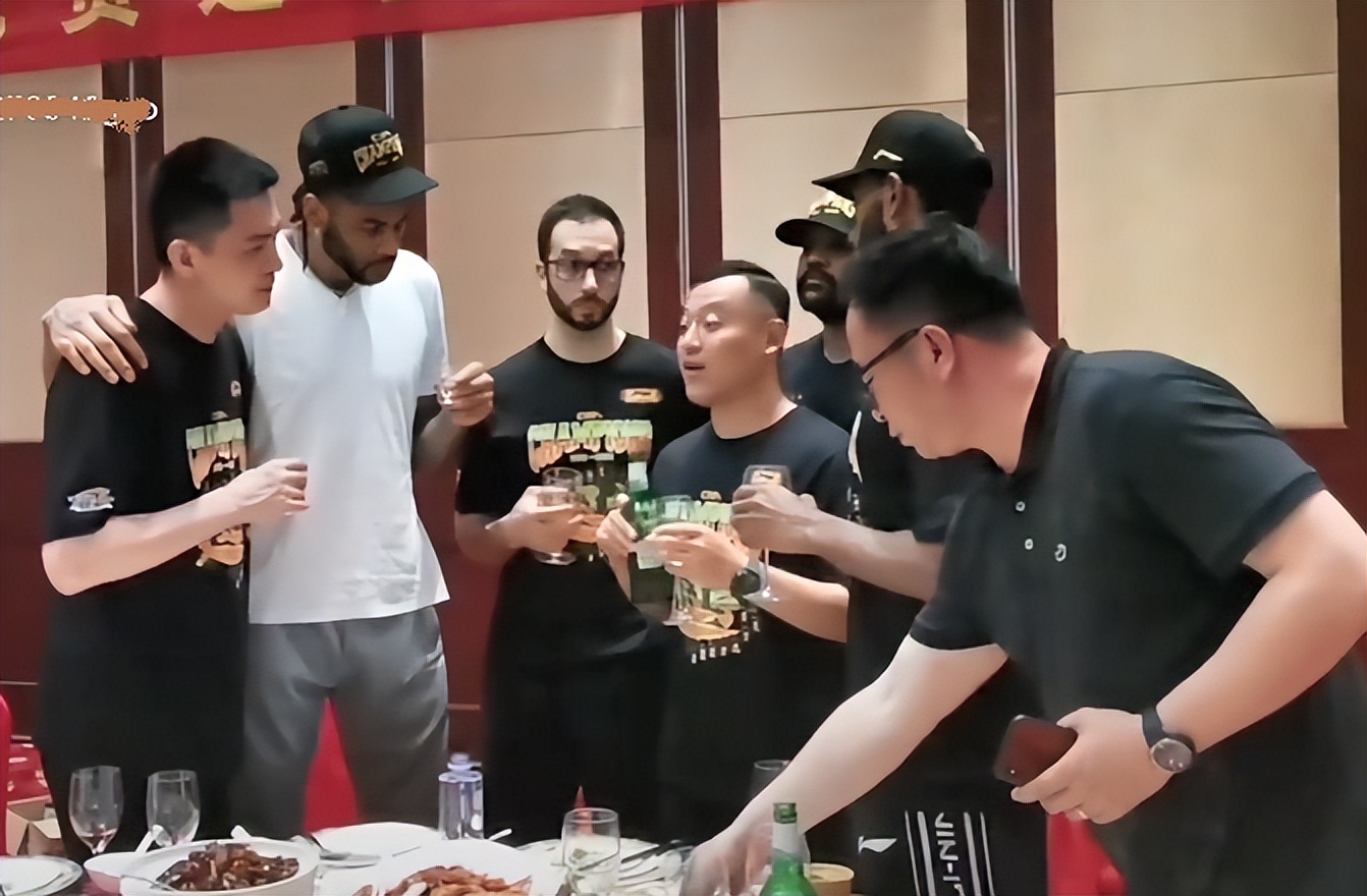 cba四消息郭艾伦正式回应离队传闻辽宁队开庆功宴伙食很丰富