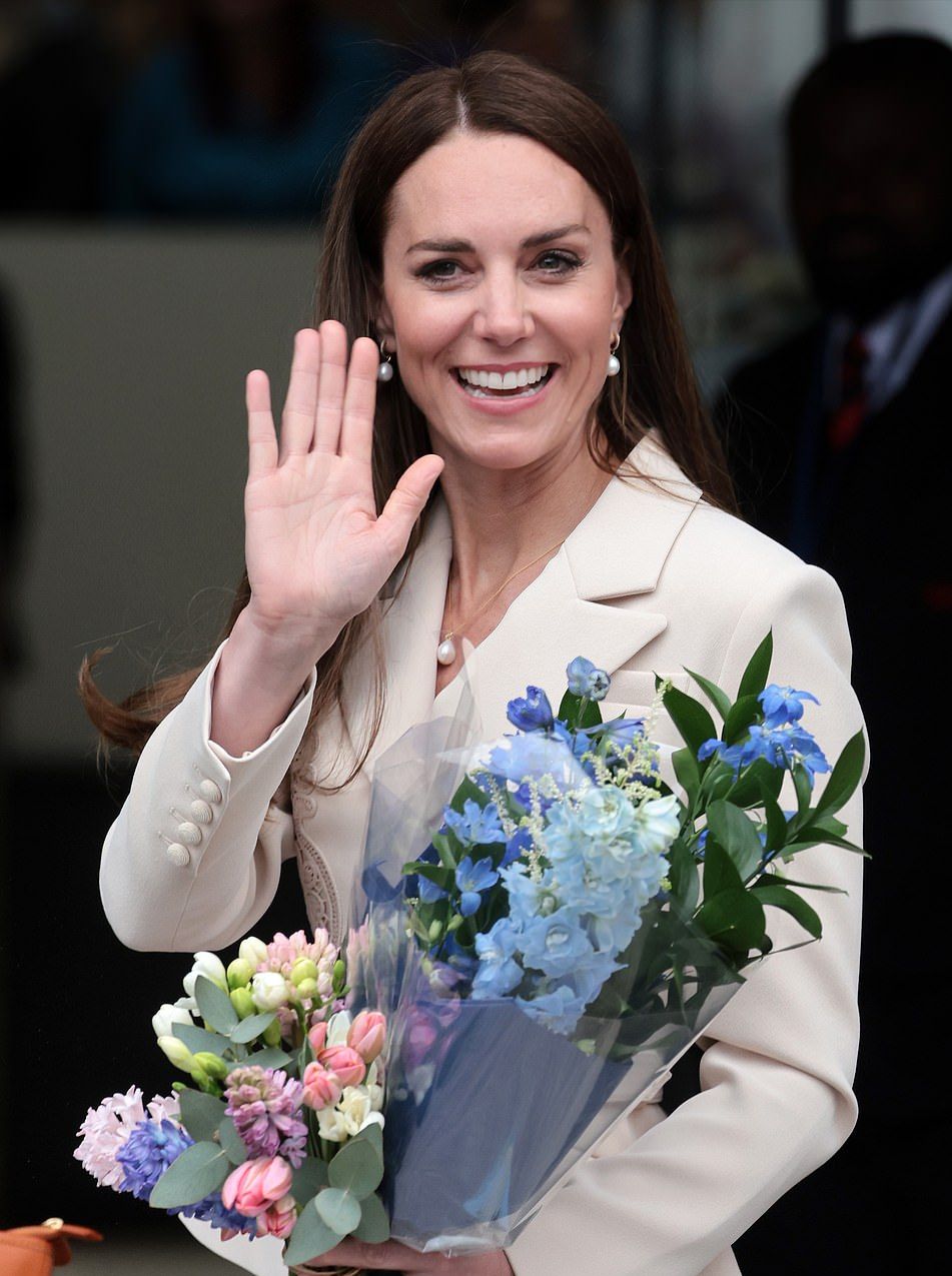 凯特王妃给人很大的温暖感,如果度过了96岁生日的英国女王,其实更加