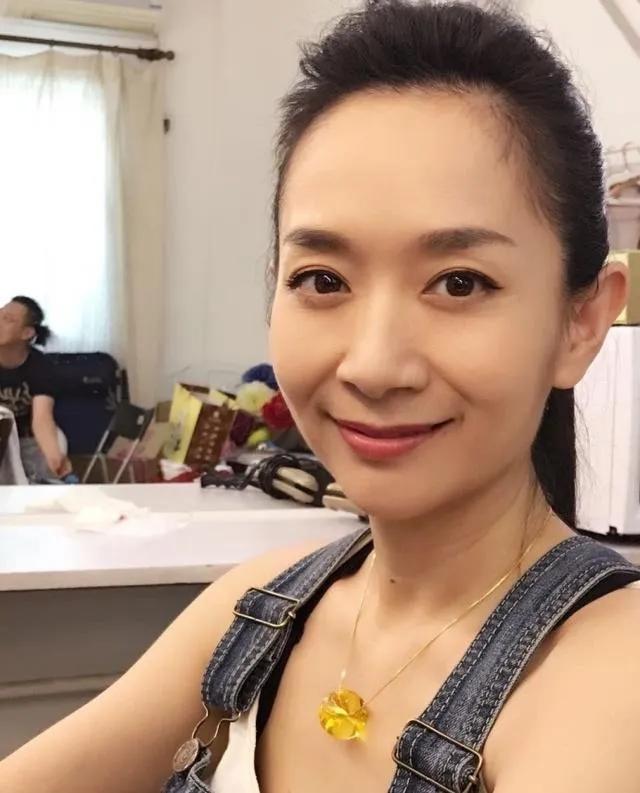 主持人王芳,嫁大15岁丈夫,怀孕8个月还在工作