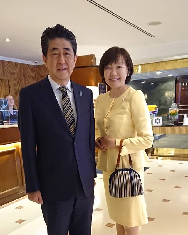 安倍晋三母亲选儿媳只看背景人前风光无限暗地吃尽苦头