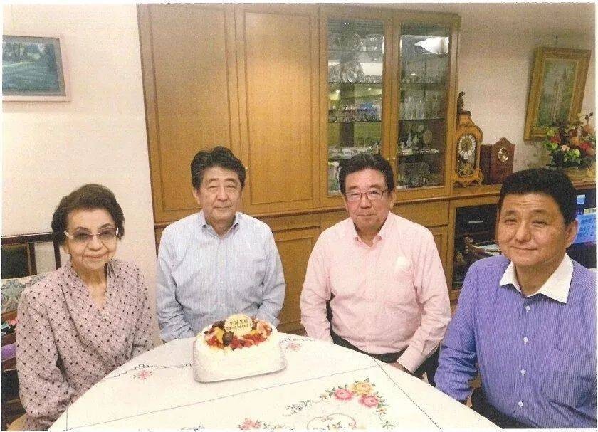 "其实在安倍洋子当初为了竞选向财阀借力时,就应该想到捷径背后也许会