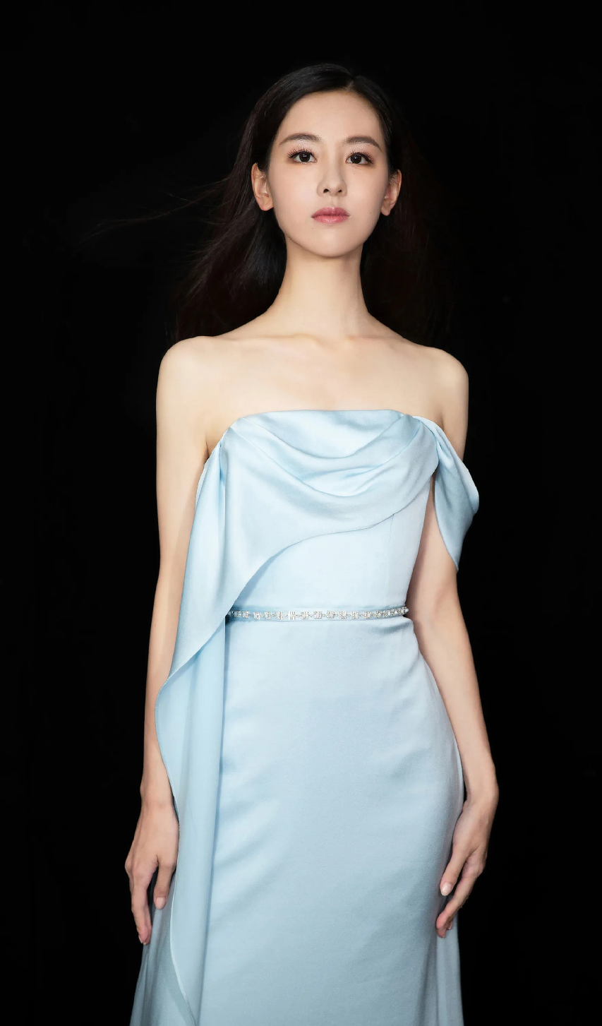 陈都灵穿着中门大开的礼服却一点都不低俗不过脸蛋太白有色差