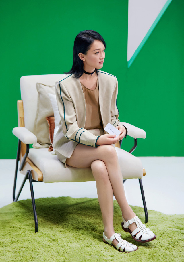 周迅开始叛逆起来参加活动大胆尝试多种发型穿正装气场不可挡