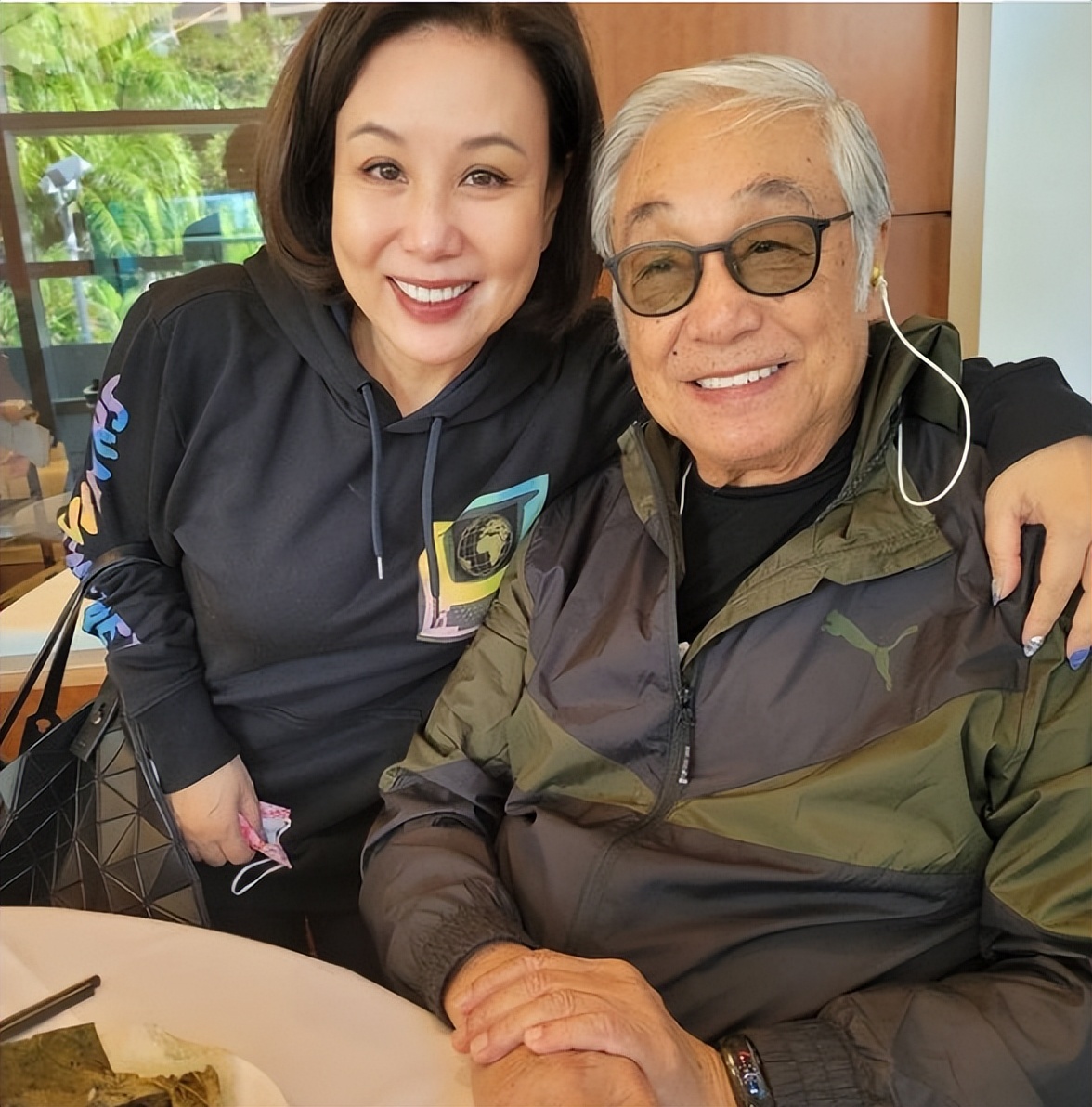 王羽追思送别会举行3个女儿送别父亲成龙录影片做最后告别