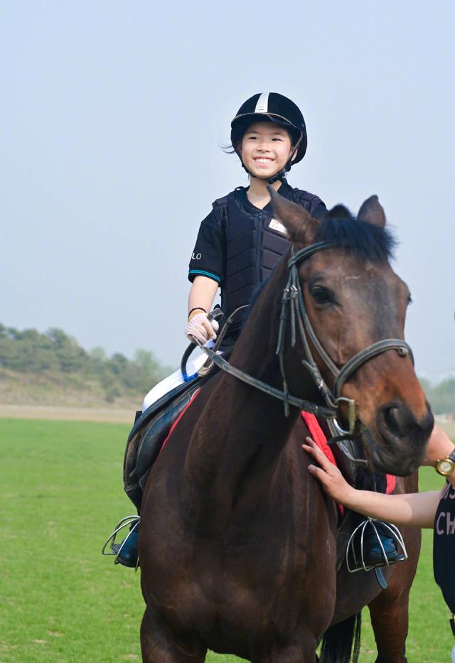 跟崔伟牵手成功后,黄奕带女儿骑马,志得意满!