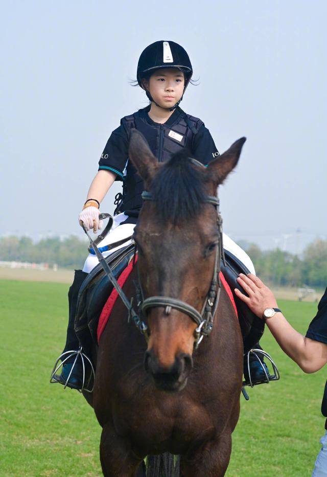 跟崔伟牵手成功后,黄奕带女儿骑马,志得意满!