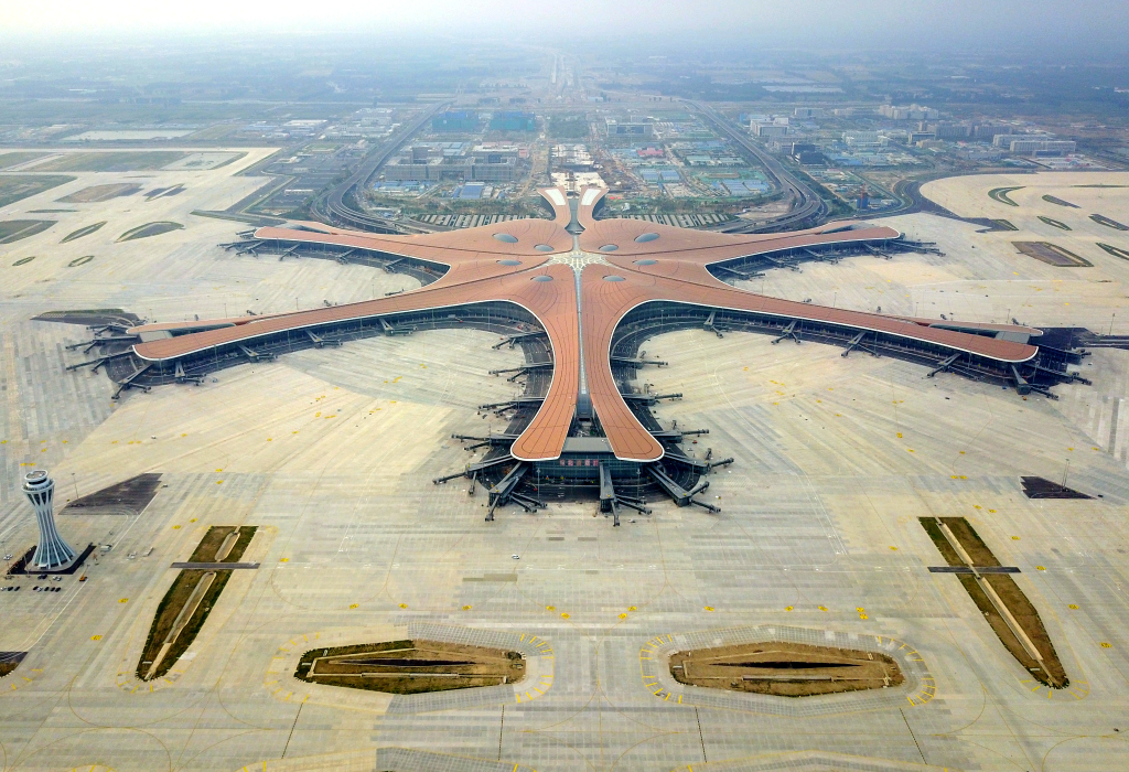 无人机拍摄的北京大兴国际机场航站楼.新华社记者 张晨霖 摄