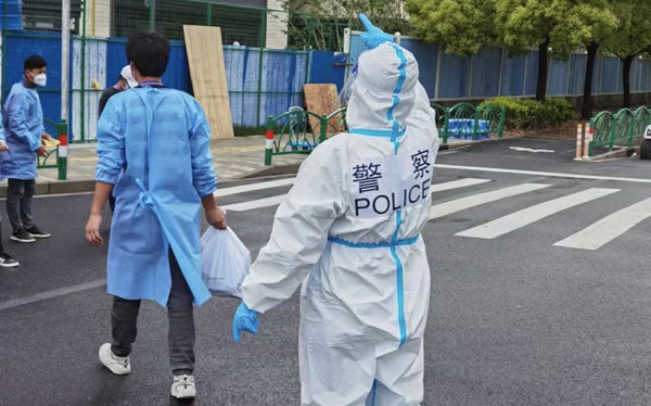 方舱内一高中老师上网课，却遇电脑故障，民警迅速帮忙解决难题休闲区蓝鸢梦想 - Www.slyday.coM