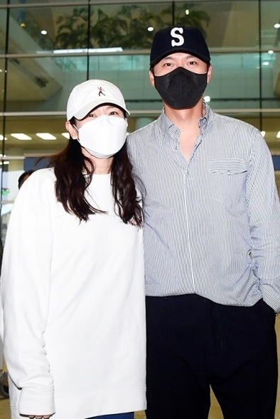 玄彬孙艺珍结束蜜月之旅两人机场搂抱秀恩爱玄彬细心护妻好甜