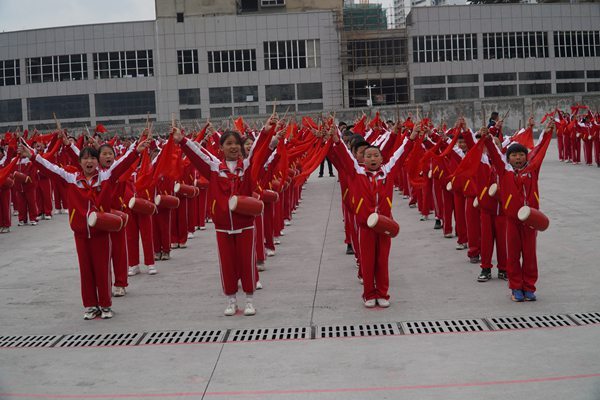 毕节纳雍千人跳鼓舞活力满校园