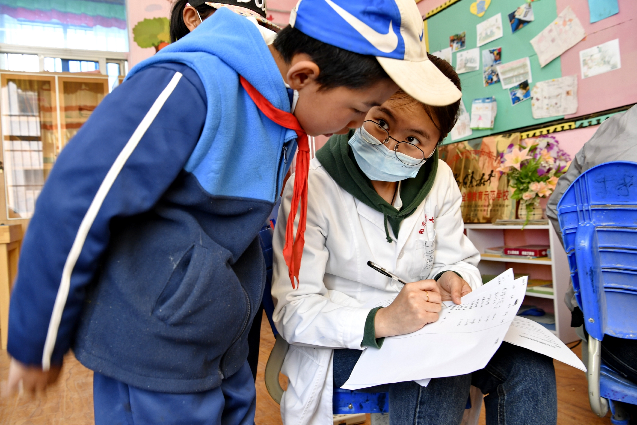 4月22日,医疗专家为曲水县小学的学生进行先心病筛查登记.