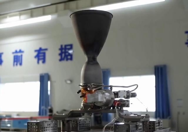 NASA火星无人机航拍降落伞背罩：残骸碎裂，与天问一号比显著不同休闲区蓝鸢梦想 - Www.slyday.coM