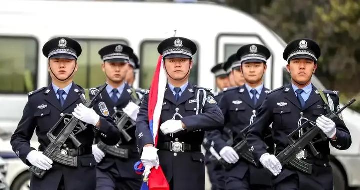 中国公安干警，先后换装了6代警服，为何采用了海洋系警服？|清朝|中国_新浪新闻