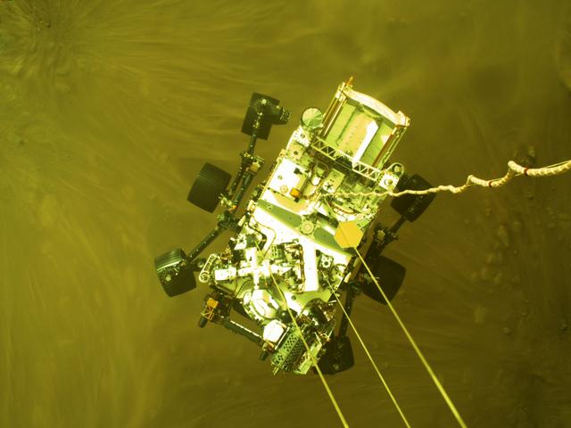 NASA火星无人机航拍降落伞背罩：残骸碎裂，与天问一号比显著不同休闲区蓝鸢梦想 - Www.slyday.coM