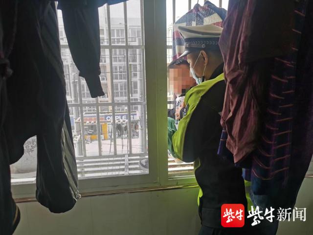 独自在家的4岁小男孩爬上防盗窗被卡，多亏巡逻交警及时发现救援休闲区蓝鸢梦想 - Www.slyday.coM