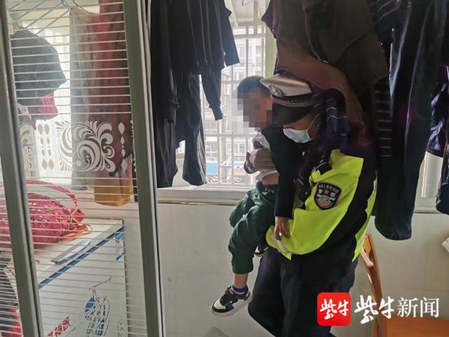 独自在家的4岁小男孩爬上防盗窗被卡，多亏巡逻交警及时发现救援休闲区蓝鸢梦想 - Www.slyday.coM