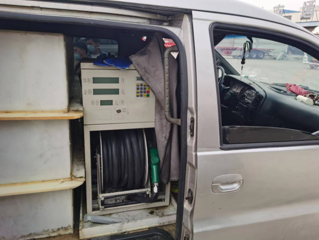 南通查处非法流动加油车 确保市场经营秩序