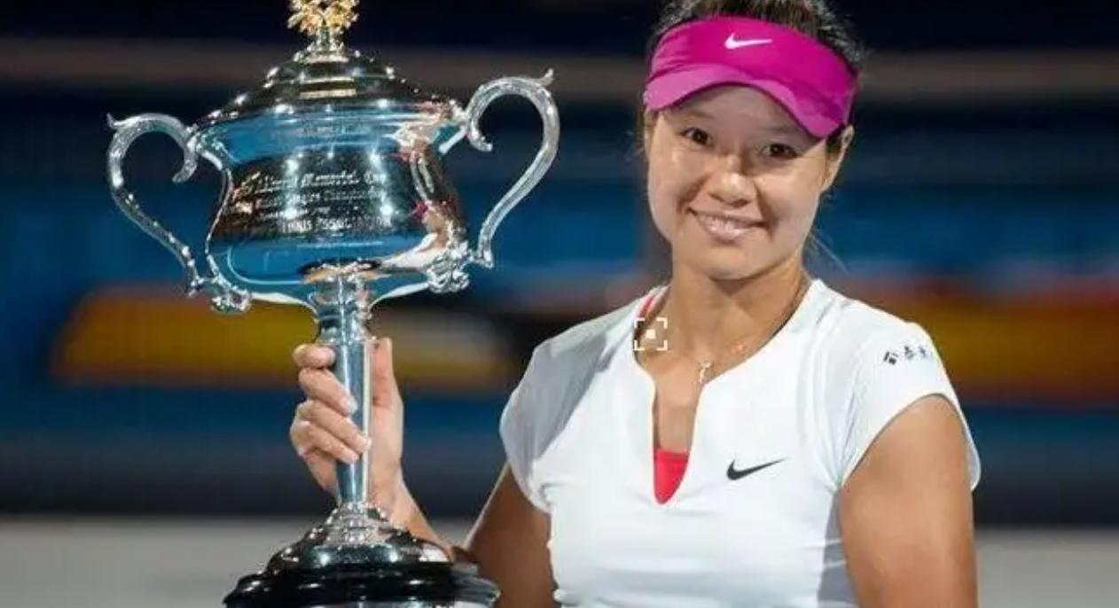 澳网夺冠精彩瞬间李娜手捧奖杯还不忘调侃丈夫姜山