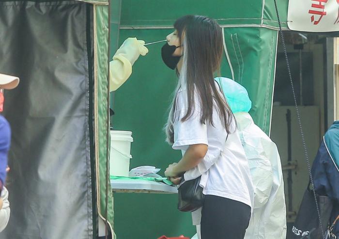 台湾本地疫情升温，民众正在做核酸检测。 图片来源：台湾“中时新闻网”