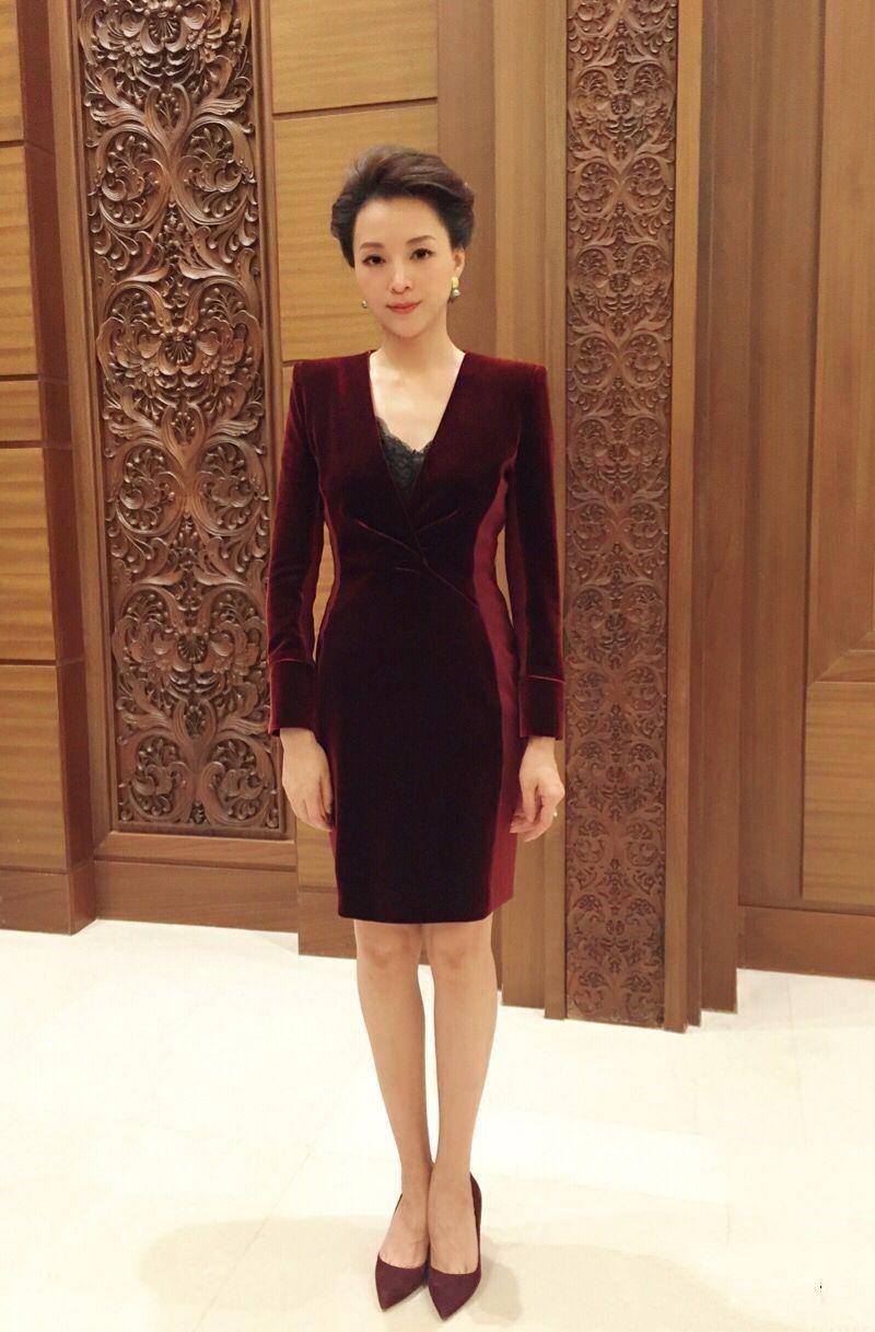 路人拍无滤镜下的董卿穿白底金丝礼裙端庄从容体态无比优雅