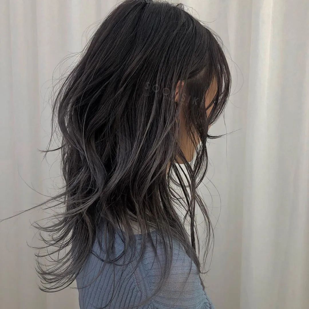 俘获了不少小仙女们的心……这种比渐变更个性的发色它叫"拼色染发"