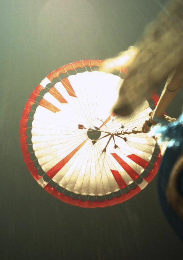 NASA火星无人机航拍降落伞背罩：残骸碎裂，与天问一号比显著不同休闲区蓝鸢梦想 - Www.slyday.coM