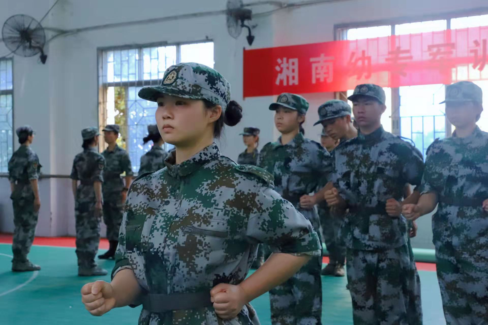 湘南幼专 学生军训教导队探高校军训新路 训练 新浪新闻