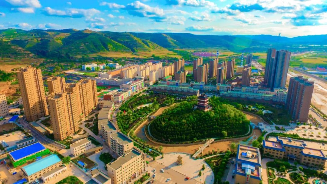 近年来,甘肃省崇信县把创建全国文明城市作为当地党委,政府主抓的龙头