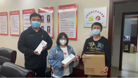 图为北京移动员工给社区送防疫产品