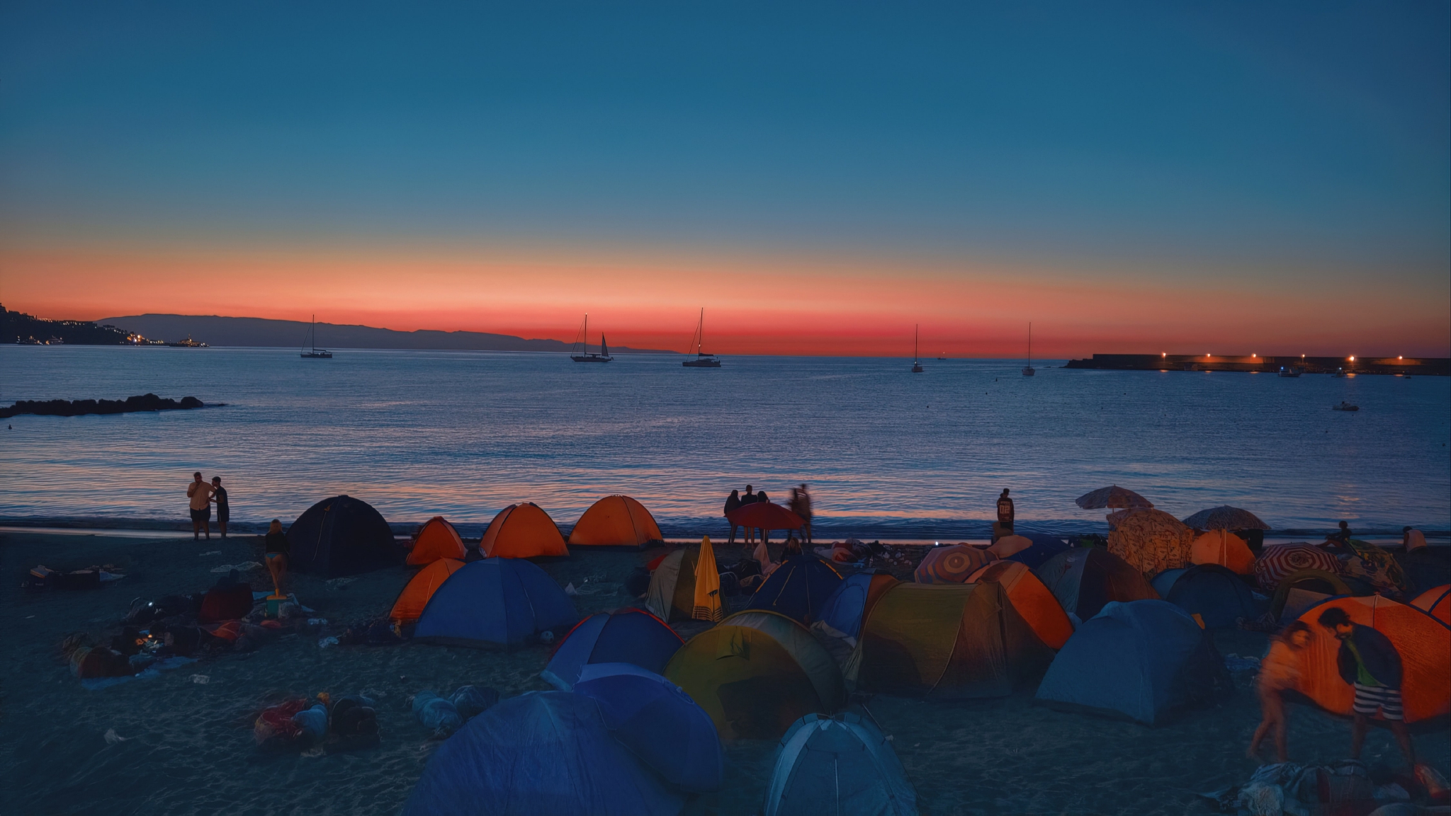 海边露营,夜晚有海风和浪声伴我们入睡,一踏出营帐就见到一望无际的