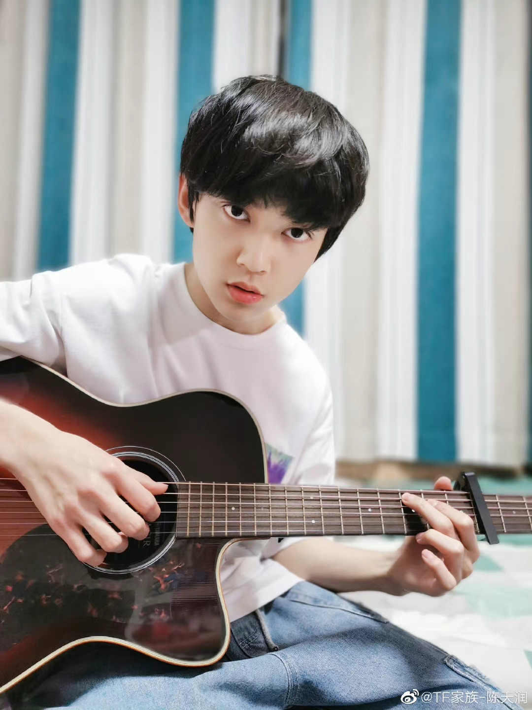 陈天润更博:练一会 少年的吉他随拍三宫格