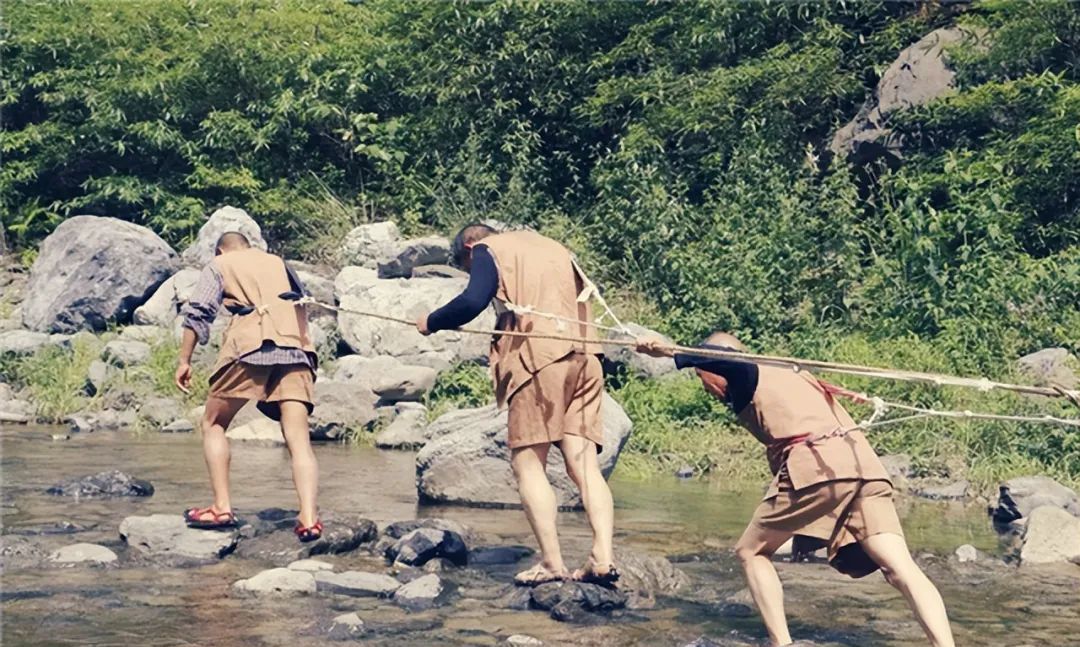 40多年前淮河运输船靠人力和风行驶纤夫拉纤的场面太壮观