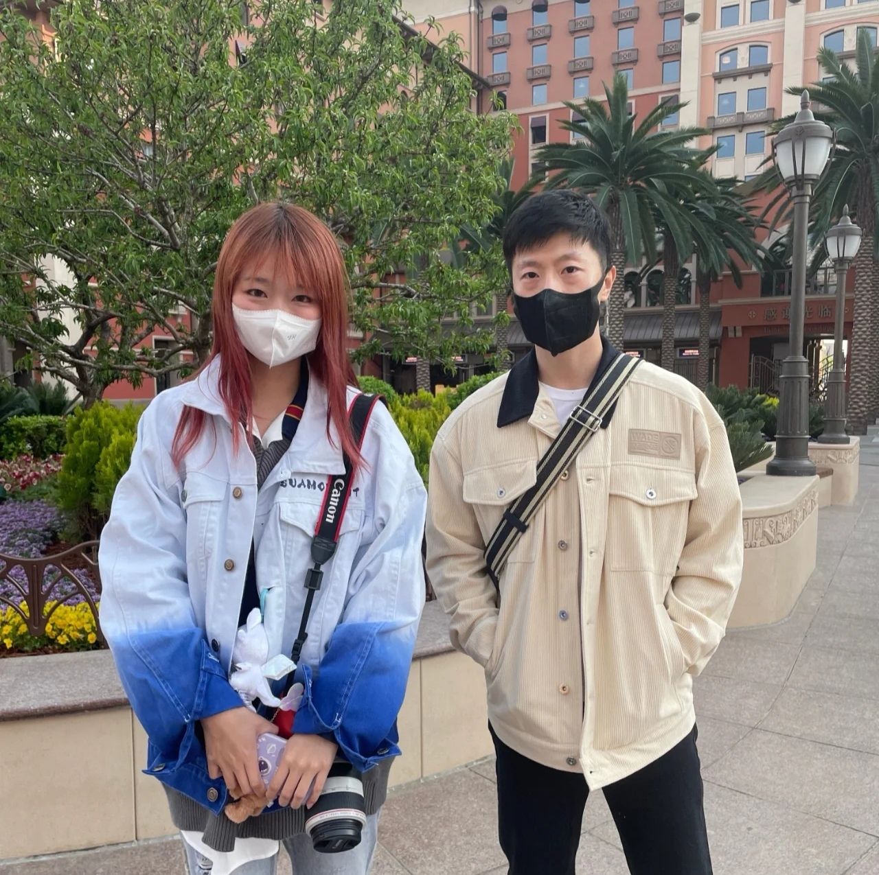 马龙罕见和老婆夏露同框逛环球影城穿千元情侣鞋背上万名牌包