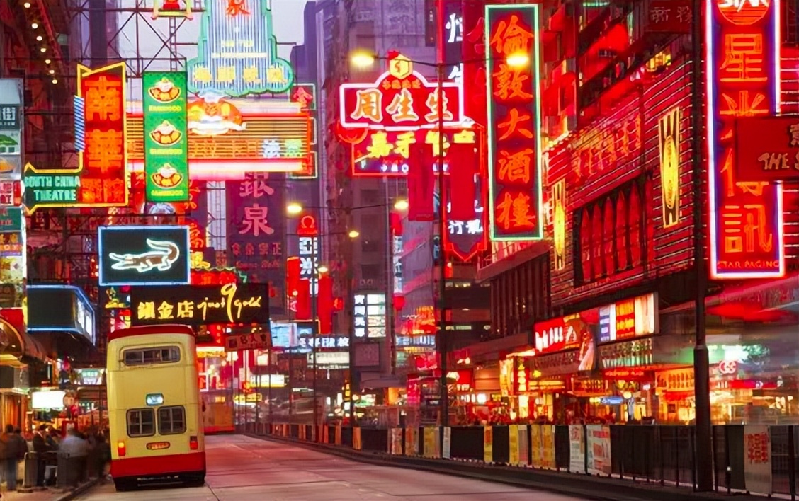 上世纪八九十年代的香港,高楼大厦灯红酒绿,香港艺人时髦,先锋,前卫