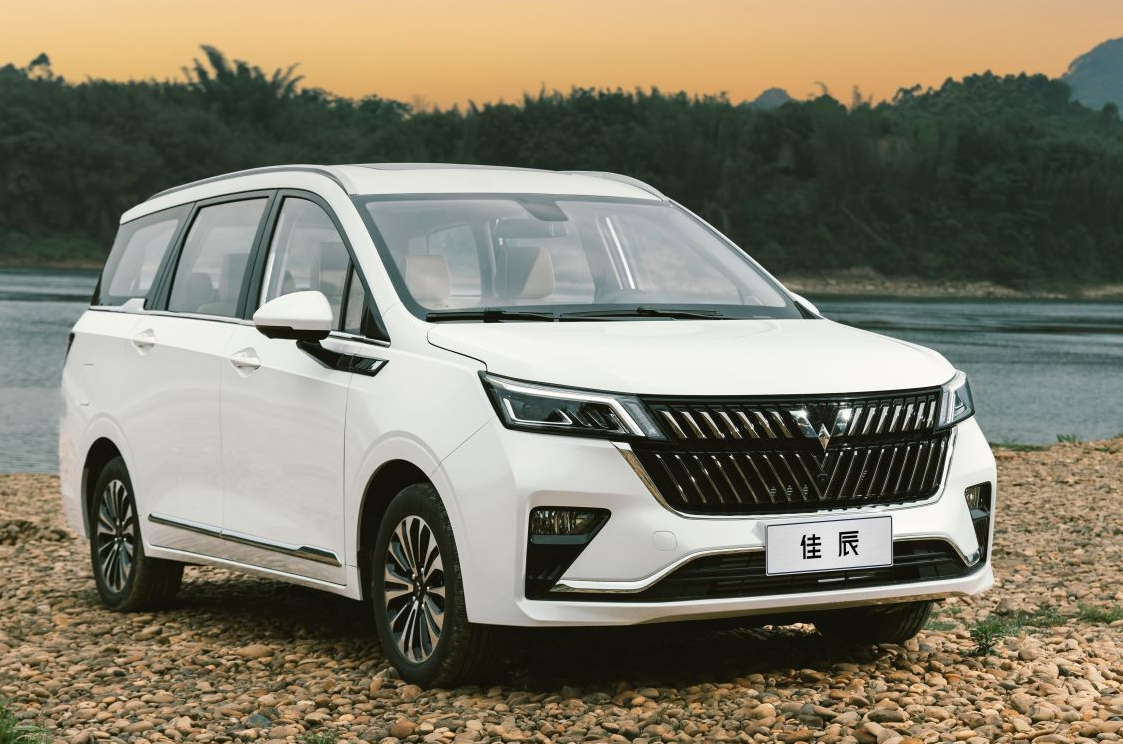 家用7座车的新选择五菱佳辰自带3排7座配15t动力