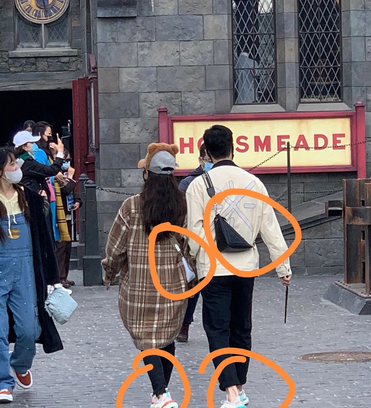 马龙罕见和老婆夏露同框逛环球影城穿千元情侣鞋背上万名牌包