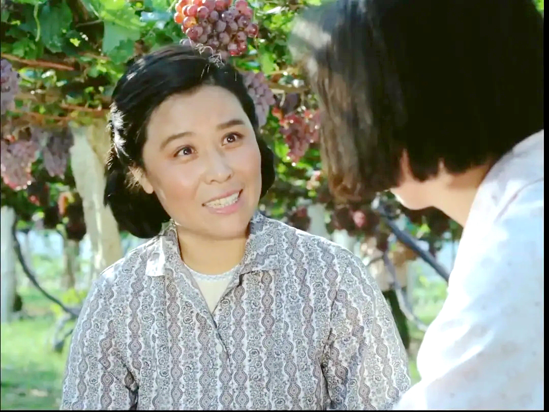 王书勤饰演的王强英是陈家长子陈仁文的媳妇,她虽勤劳能干,但由于从小