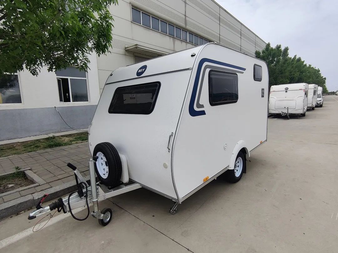 迷野近日又推出了一款360新改版小型拖挂房车,外观和内饰布局均有所