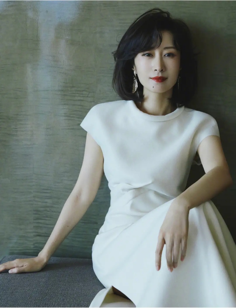 刘敏涛把吊带穿出女王范微卷发很自然不愧是小巩俐