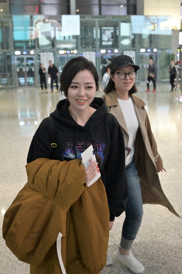 张靓颖胖了也没影响颜值穿卫衣化浓妆不好惹但笑起来还好看