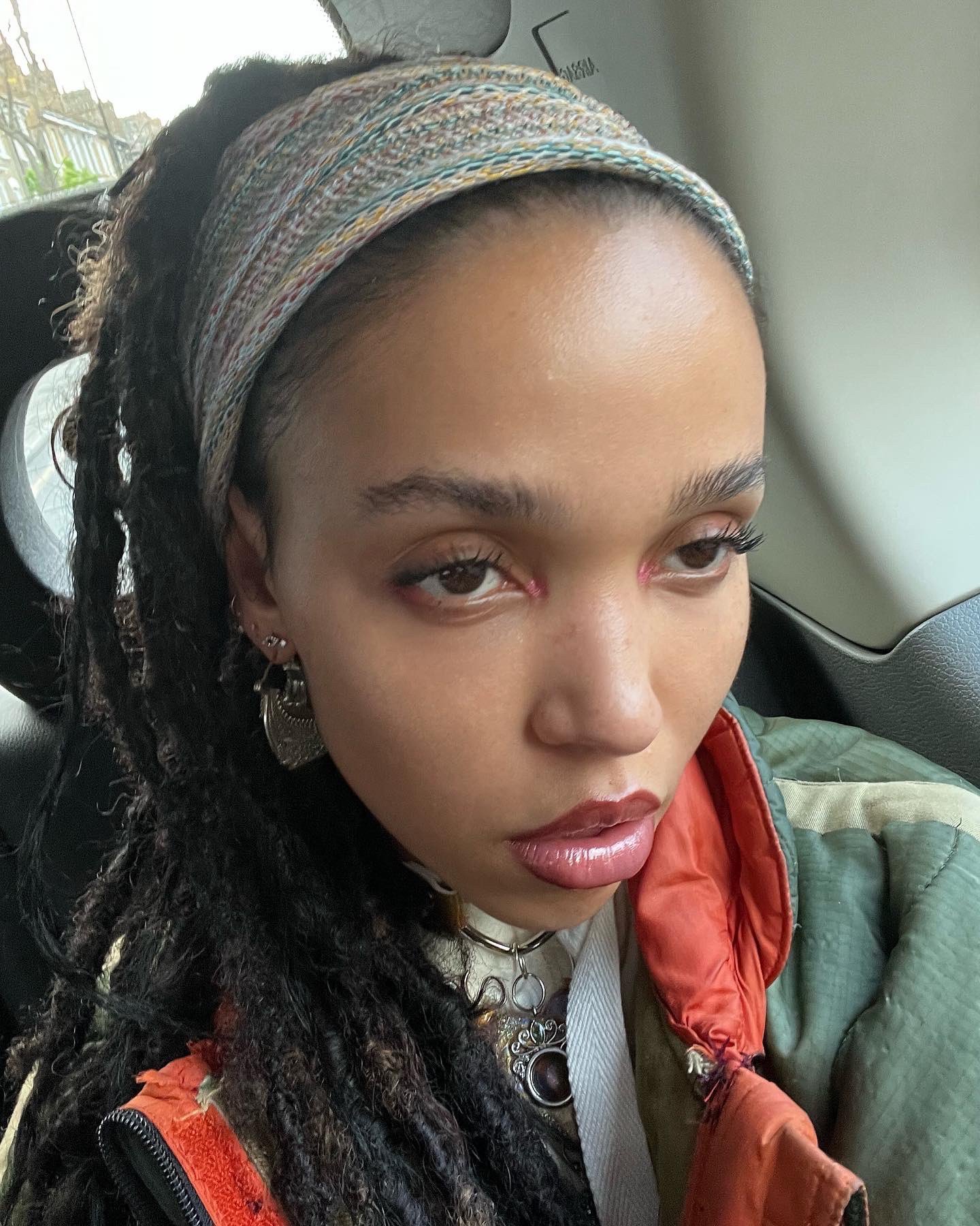 小枝fkatwigs最新动态今天我直到下午3点才起床没有梳头