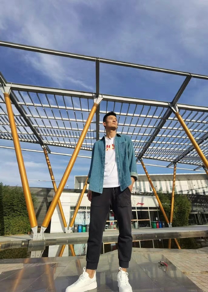 谌龙分享旅游照一家三口幸福老婆国羽第一美女1米68大长腿