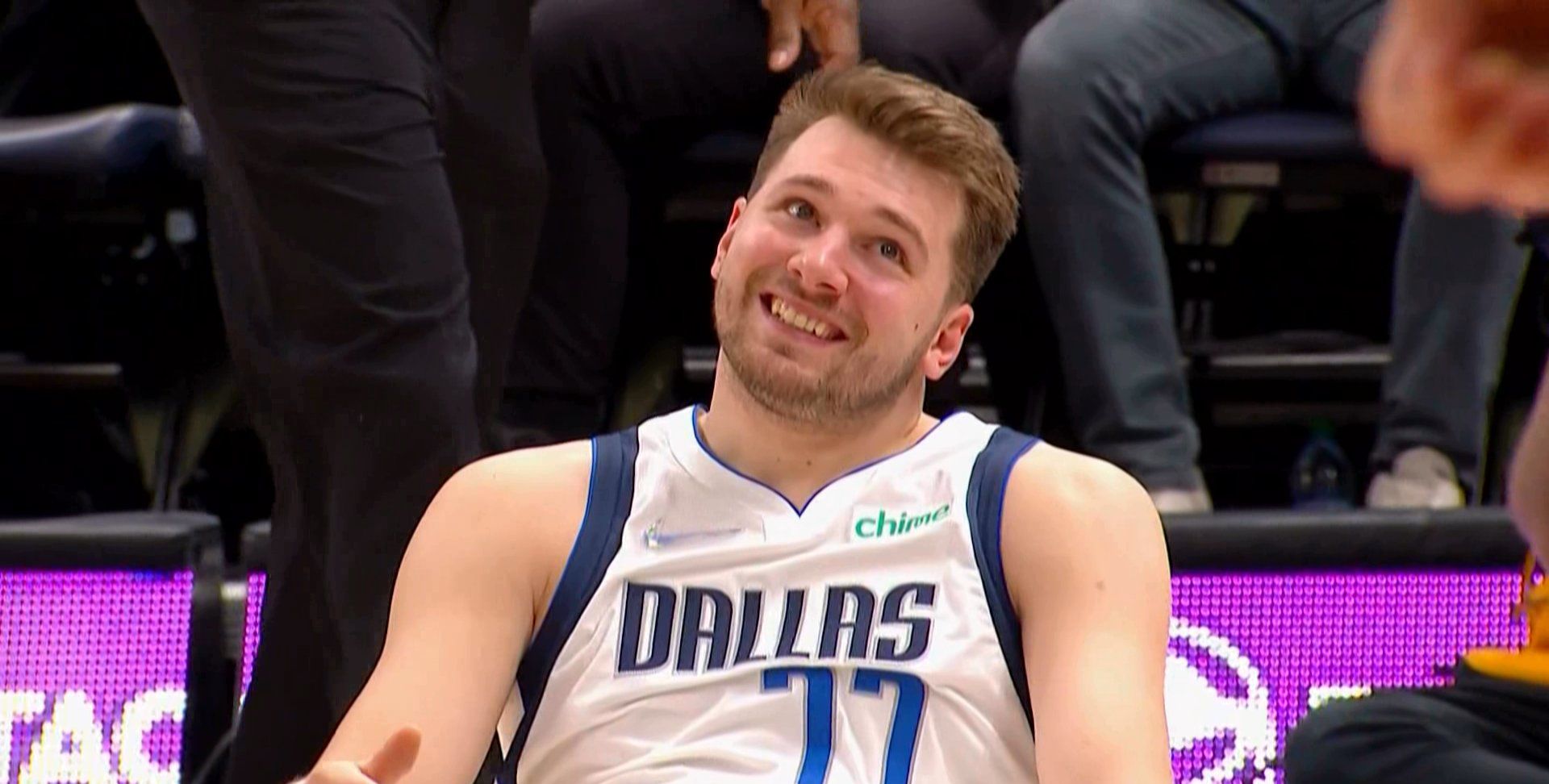 还剩3分18秒,东契奇大心脏三分命中,独行侠老板库班高举双手庆祝