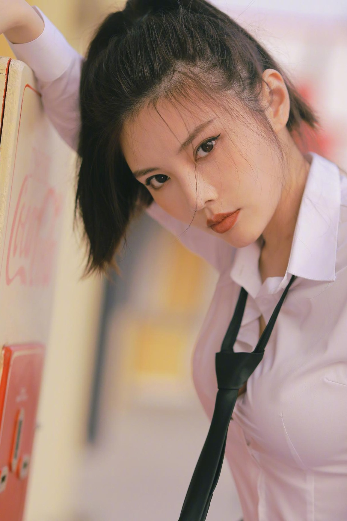 徐冬冬的机车风造型真a白衬衫搭配黑皮裤这次她美得不一样